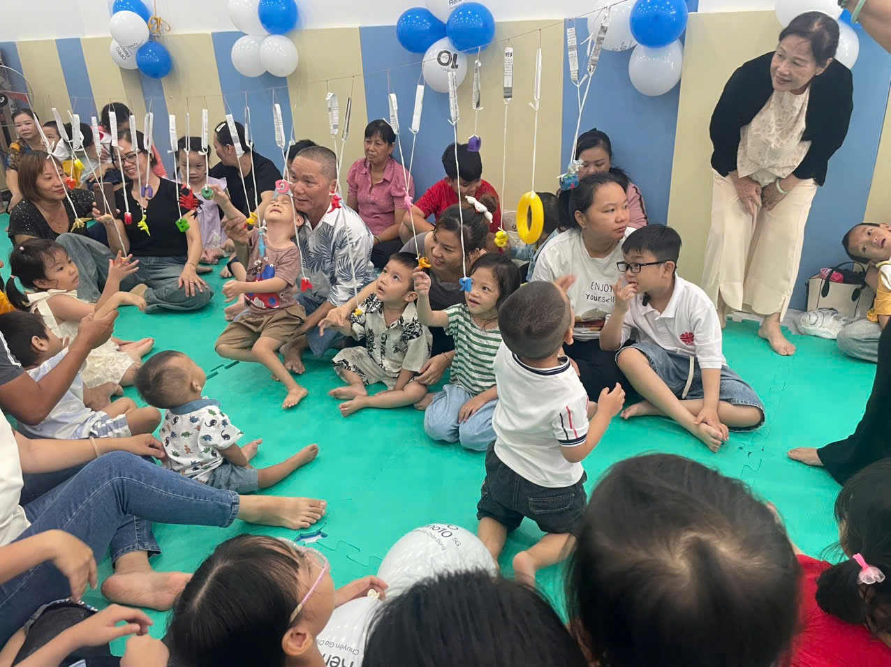 SINH NHẬT HỒNG VÀ TẾT THIẾU NHI - NƠI RÀO CẢN LÙI LẠI PHÍA SAU NỤ CƯỜI