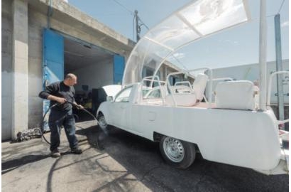 Sáng kiến ​​cuối cùng của Giáo hoàng Francis biến xe popemobile thành phòng khám lưu động cho trẻ em ở Gaza